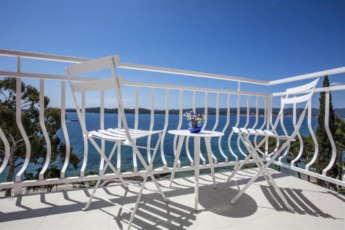 Superior Double Room with Balcony and Sea View image 10