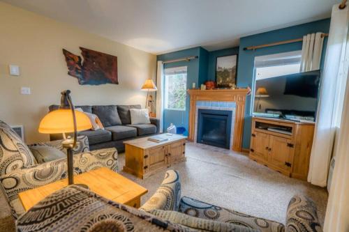 DAS BAVARIAN CONDO, 5 Star Ground Floor Unit, Walk to Town, Sleeps 6