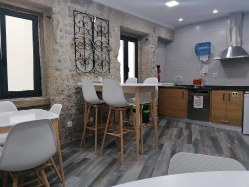 廚房, ALOJAMENTO GIRASSOL - Guest House - Quarto com casa de banho privativa in 布朗庫堡