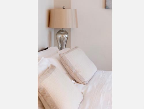 Aras de Staic, Downtown Dingle, Historic Charm, Super King Bed , James Joyce Suite