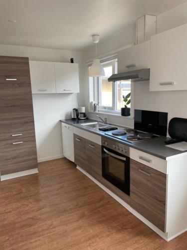 Kitchen, Surfers Paradise Apartments in Hvide Sande