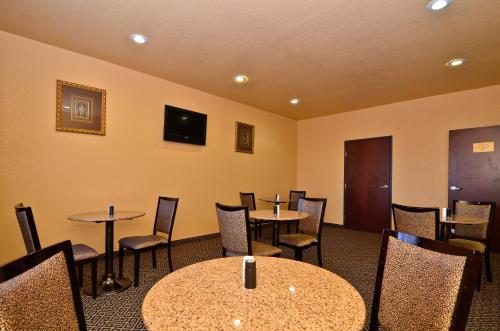 HiWay Inn Express of Broken Bow - image 2