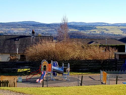 ملعب للأطفال, Hill View 2 bedroom free parking in Leachkin