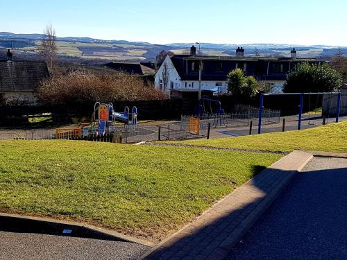 ملعب للأطفال, Hill View 2 bedroom free parking in Leachkin