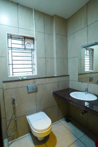 Deluxe Double Room (2 Adults + 1 Child) image 5
