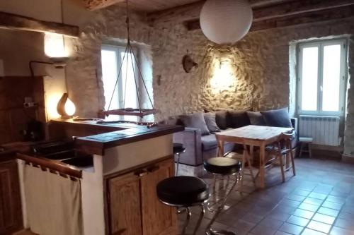 Ancienne écurie ardêchoise rénovée atypique gîte à louer Saint-Remèze