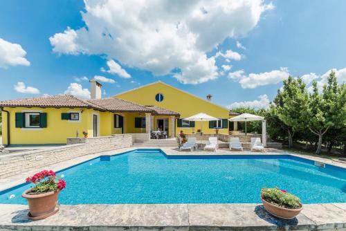 Villa Ana with pool, large garden, near Zadar