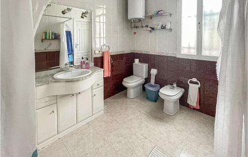 Beautiful home in Gines with Outdoor swimming pool and 4 Bedrooms