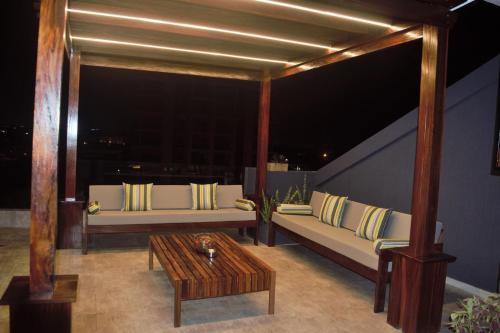 شرفة/ تراس, Montecito Apartments in أوسو