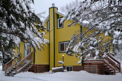 La Maison jaune de Chute-Saint-Philippe in Val-Viger (QC)