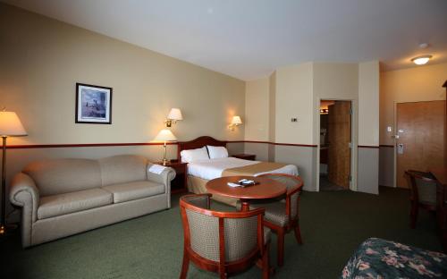 1 king bed, 1 sofa bed