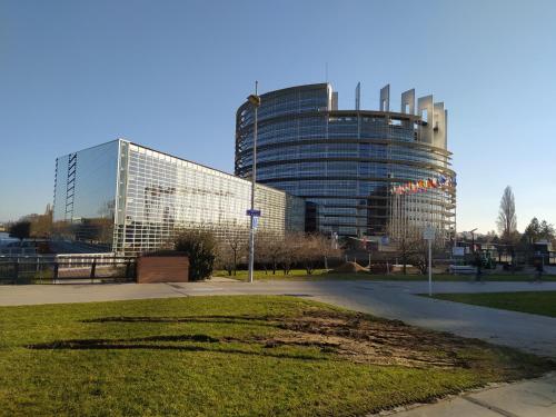 Nabij attractie, Magnifique et grand trois pièces avec une belle terrasse meublée et arborée (Magnifique et grand trois pieces avec une belle terrasse meublee et arboree) near European Parliament