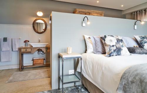 Luxury Twin Room image 10