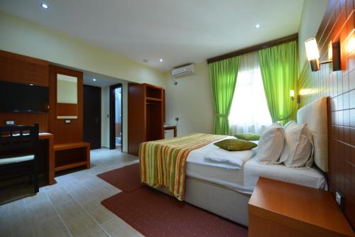 City Hotel Tirana - image 5