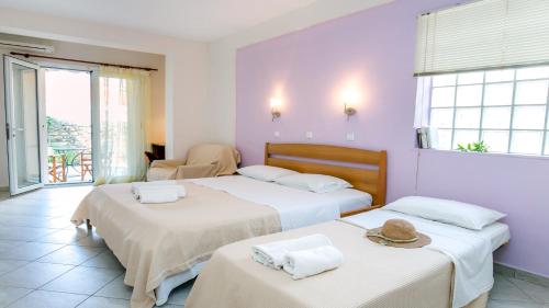 1 queen bed, 2 twin beds