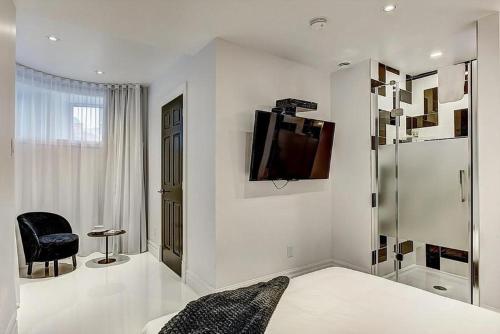 Room in Guest room - Studiotel Luxe in Downtown Montreal