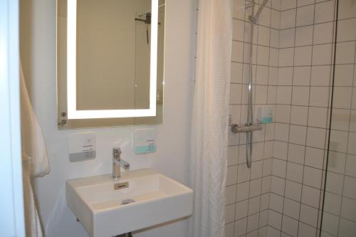 Bathroom, Refborg Hotel in Billund