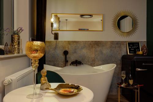 Love Room in Warsaw by Renters - image 6