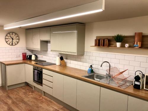 Homely Serviced Apartments - Figtree - image 2