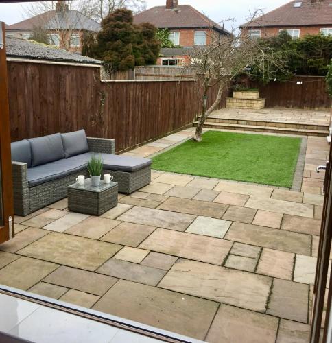 2 bed house with sofa bed, sleeps up to 6, Large garden, smart TVs and free parking - Contractors, r