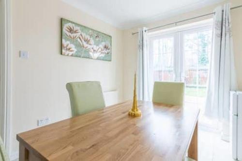 Modern 4 Bedroom Detached House in Cardiff