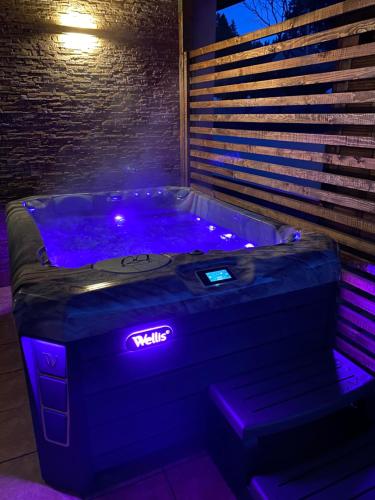 อ่างแช่น้ำร้อน, SG chalupa ŠTIKOV - Podkrkonoší - s celoročním privátním wellness (SG chalupa STIKOV - Podkrkonosi - s celorocnim privatnim wellness) in โนวา ปากา