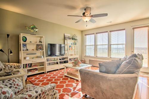 Charming Townhome with Patio, Less Than 5 Mi to Beach!