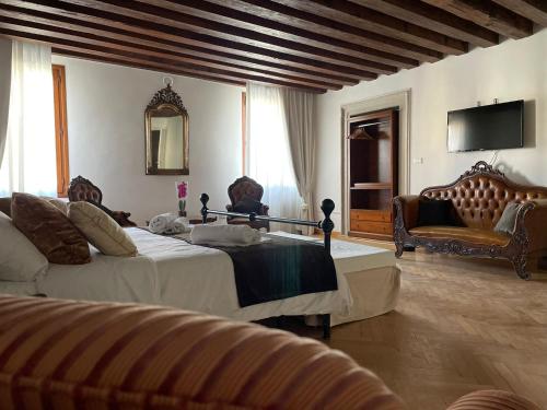 Double Room with Canal View and Shared Bathroom