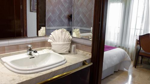 Hotel Reina Cristina - image 14