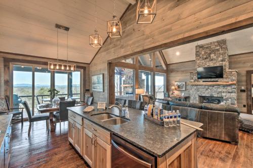 Luxurious Mountain Getaway with Game Room and Hot Tub! in เอเธนส์ (TN)