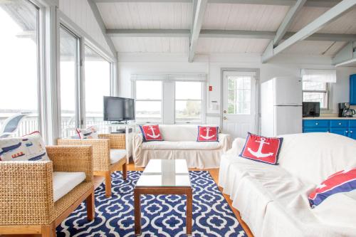 418 Waterfront with Inspiring Views Raised Deck and Living Area above the Water - image 2