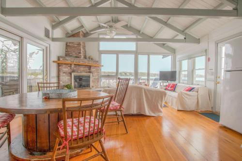 418 Waterfront with Inspiring Views Raised Deck and Living Area above the Water - image 3