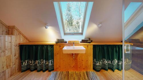 Bathroom, Charmante Gastewohnung in altem Bauernhaus in alpiner Alleinlage in Loipersdorf