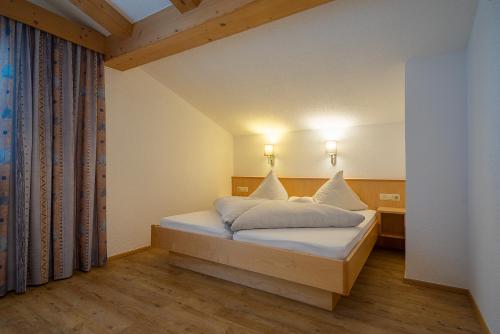 1 queen bed, 1 sofa bed