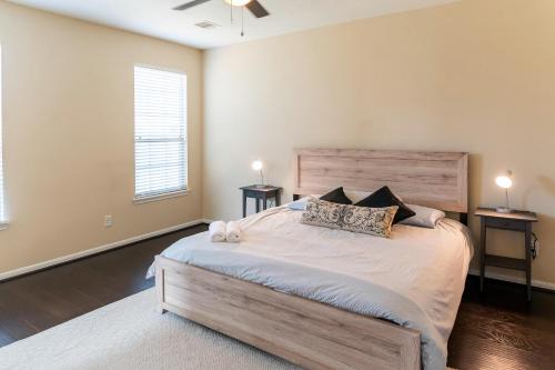 Great house in Cypress for families extended stay!