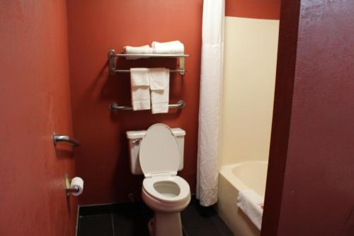 Travelodge by Wyndham Richmond IN - image 9
