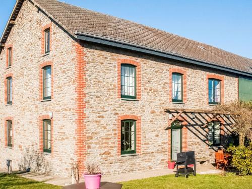 Pretty Farmhouse in Houffalize with Courtyard