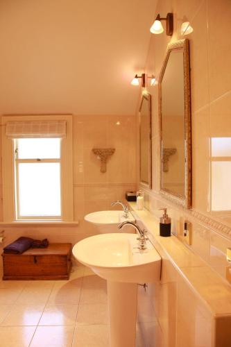 Queen Room with Garden View image 5
