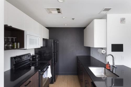 Comfy MW 1BR with Gym & WD by Zencity - image 12