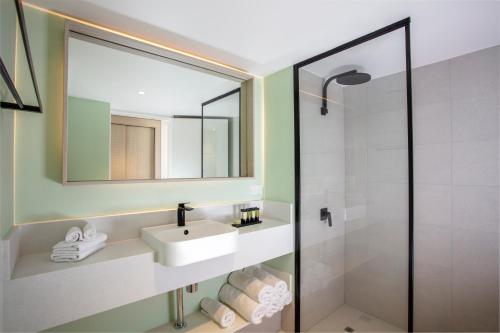 room detail thumbnail 2