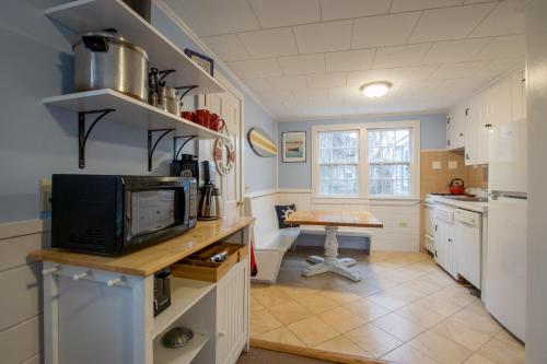 610 Great Location Walk to Forest Beach Minutes to Downtown - image 6