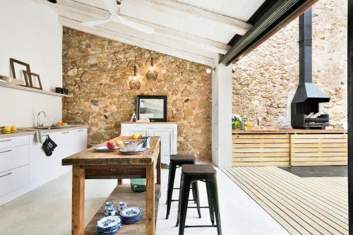  Pink House - Happy Rentals in La Tallada