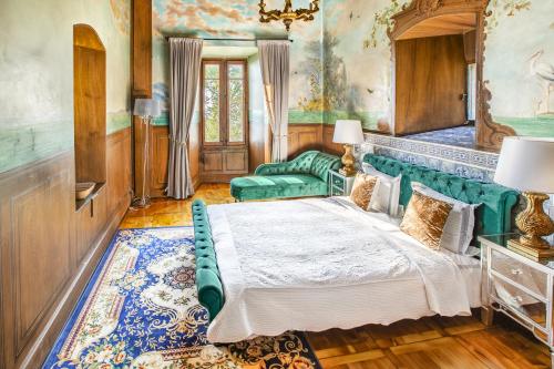 Antique apartment in the XV century Castle