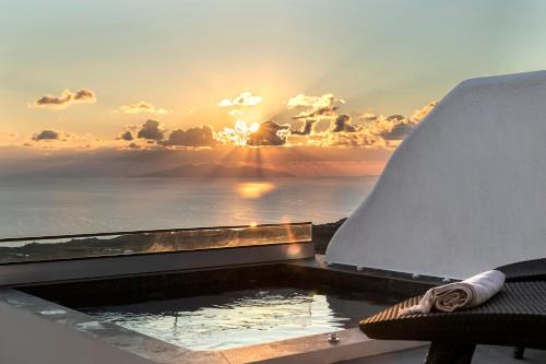 La Estrella 4 Suites with Sea View & 4 Prive Hot Tub Santorini