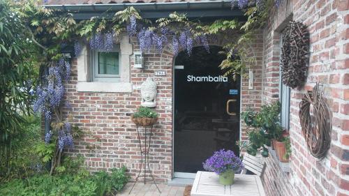 . SHAMBALLA logies nieuw en zeer verzorgd appartement met voortuin en terras