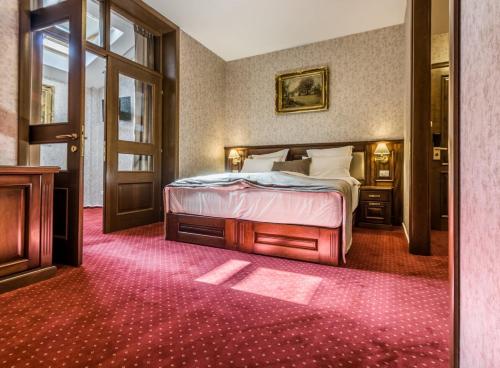 Deluxe King Suite image 4