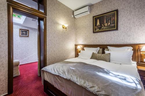 Deluxe King Suite image 5
