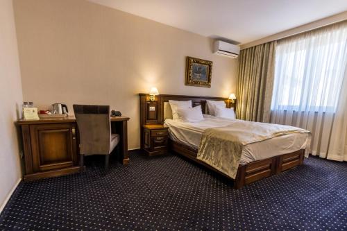 Deluxe King Room image 4