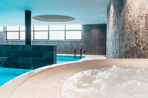 مسبح, فندق كونجرس مونز فان دير فالك (Congres Hotel Mons Van der Valk) in مونز بيرجن