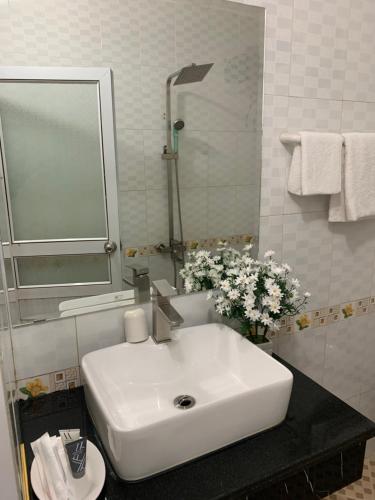 Bathroom, hotel duclong2 in Cam Pha